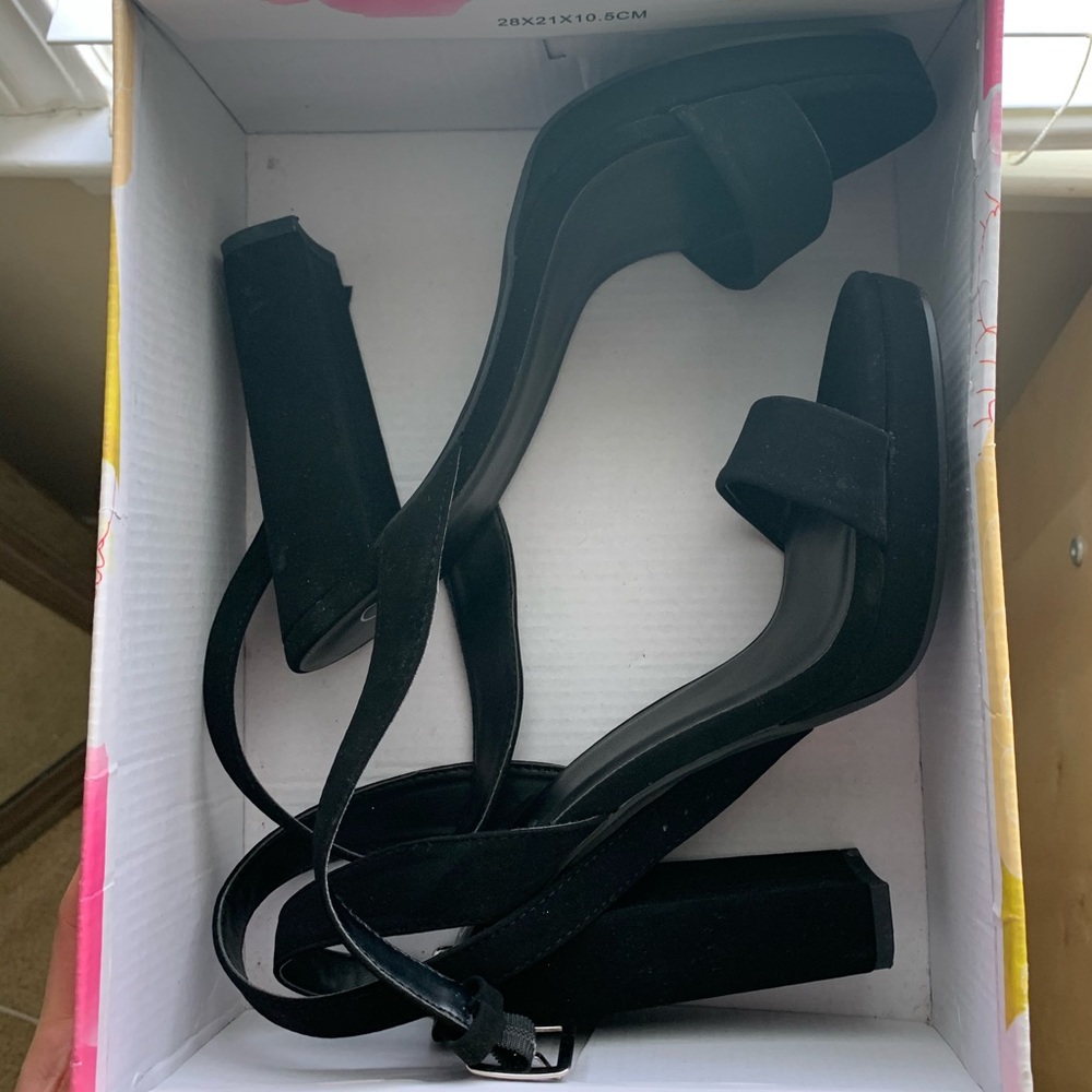 black high heels - Picture 2 of 2